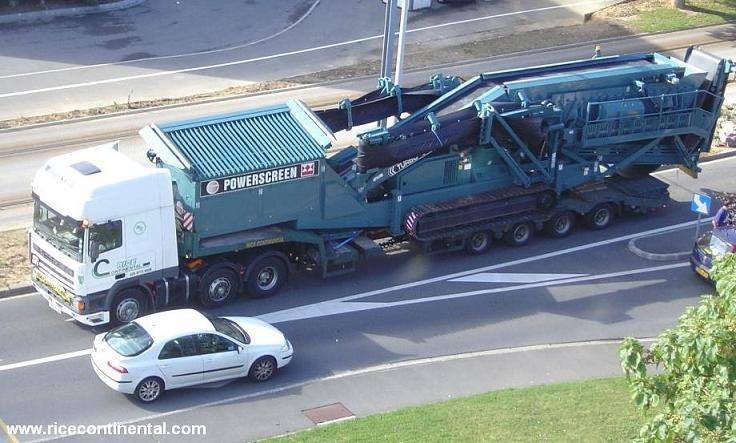 Abnormal-load transport through a managed road route.
